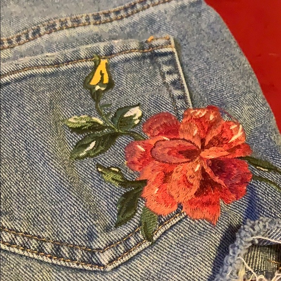 Flower printed jean shorts 🌺🌼 - Picture 5 of 5